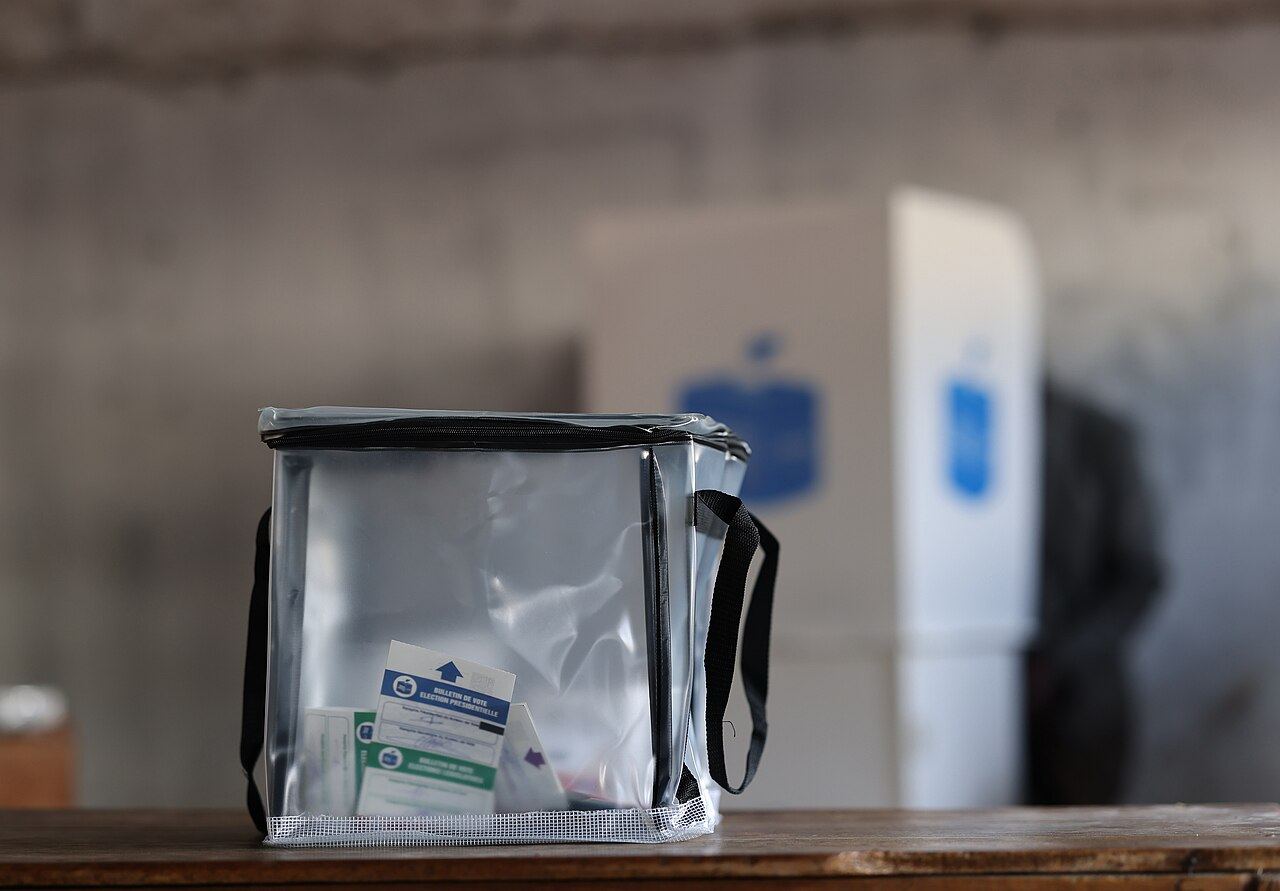 Urne transparente dans un bureau de vote en RDC