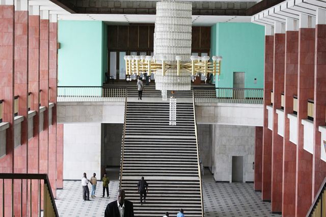 Escalier intérieur du Palais du peuple, siège du Parlement, Kinshasa