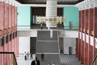 Escalier intérieur du Palais du peuple, siège du Parlement, Kinshasa