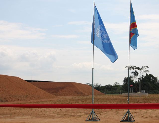 Drapeaux de la RDC et des Nations unies sur leurs mâts