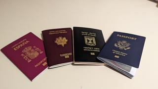 Passeports de plusieurs pays posés sur une table