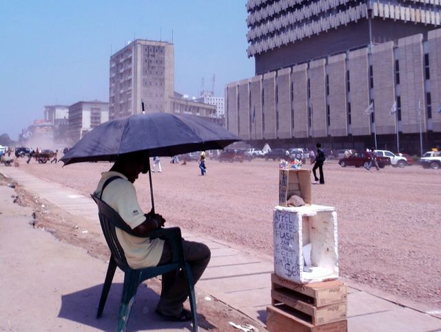 Vendeur de crédit téléphonique sur un boulevard de Kinshasa