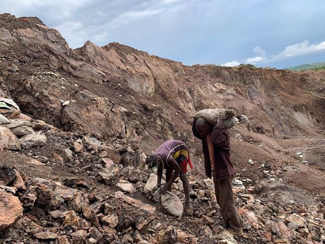 Creuseurs artisanaux dans une mine de RDC