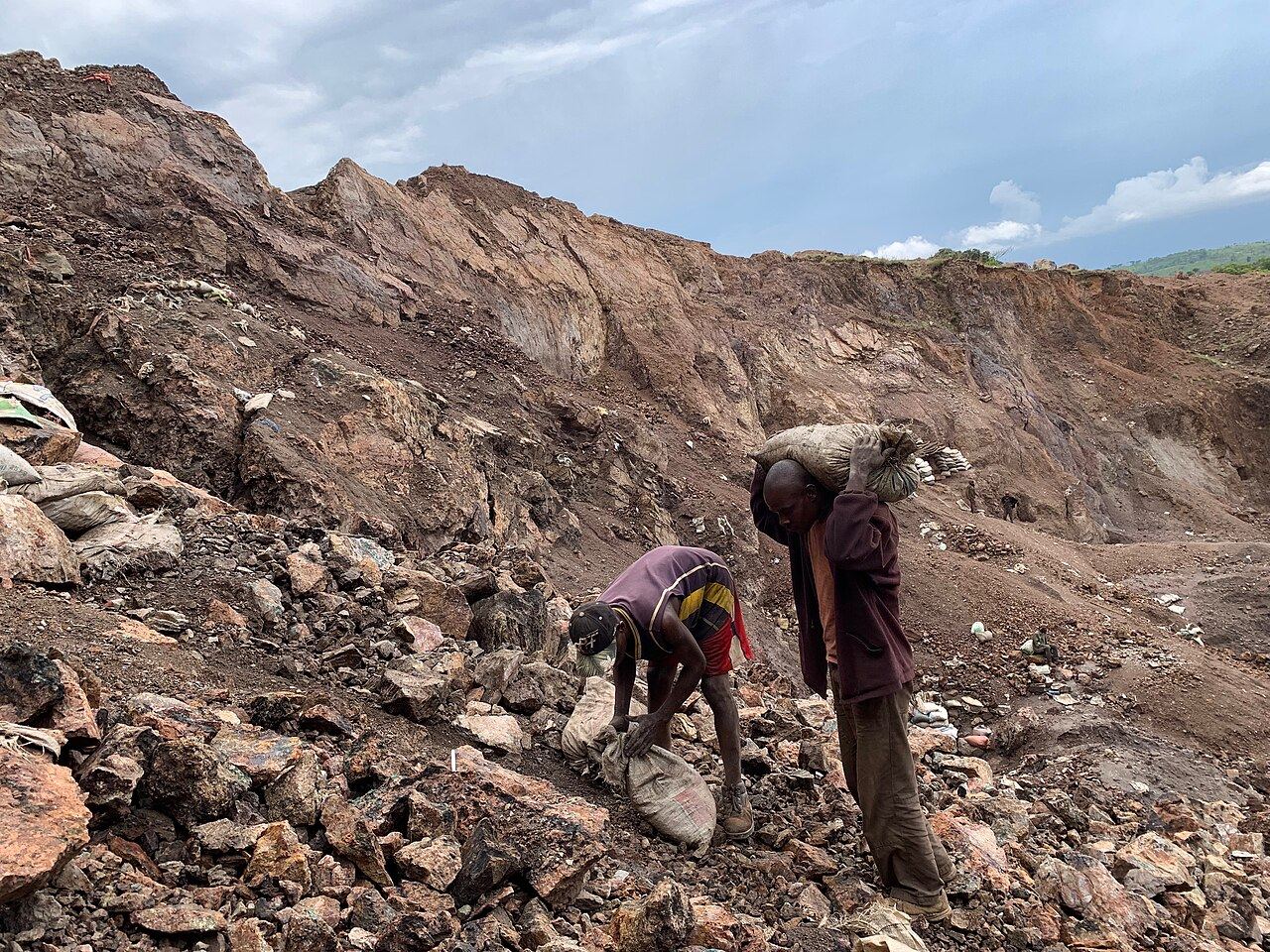 Creuseurs artisanaux dans une mine de RDC
