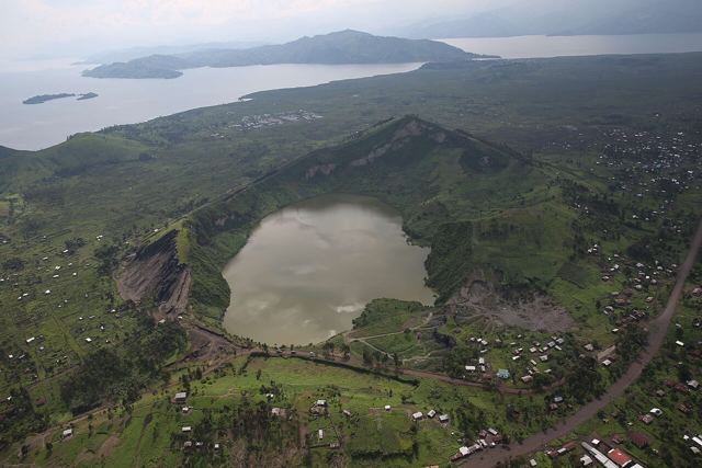 Vue aérienne d'un lac de cratère dans l'est de la RDC